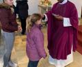 Bild: mez
Auch viele Kinder und Jugendliche kamen am Aschermittwoch in der Herz-Jesu-Pfarrkirche, um sich von Kaplan Justin Kishimbe das Aschenkreuz aufstreuen zu lassen, der dabei jedes Mal den Segensspruch "Bekehrt auch und glaubt an das Evangelium" sprach.