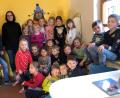 Bild: exb
Da freut sich der Bücher-Bär im Hintergrund! Vorschulkinder des Kinderhauses Heilig Geist machten ersten Antrittsbesuch in der Neuhauser Pfarrbücherei.