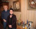 Bild: prh
Ursula Zettler (rechts), Witwe des Grafikers und Designers Lutz Zettler, lebt in ihrem Haus mit den zahlreichen Werken ihres verstorbenen Mannes. Ernst Umann (links) und der Oberpfalzverein wollen in einer Werkschau an den vielseitigen Künstler erinnern.
