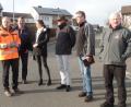 Bild: br
In der „Schupfenwiesen“ in Thurndorf sieht sich der Grundstücks- und Bauausschuss mit Dorferneuerung zusammen mit Berthold Schmid (Zweiter von rechts), dem Bauamtsleiter der Verwaltungsgemeinschaft, um. Eine Beratung und Entscheidung in nichtöffentlicher Sitzung folgt.