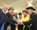 Bild: sne
Verwaltungsrat Hans-Günter Höhbauer, stellvertretender Landrat Albert Nickl, Bürgermeister Rupert Troppmann aus Neustadt, Verkäuferin Beate Merkel, Vorstandsvorsitzender Josef Pflaum und Verkäufer Jürgen Laubert schlagen auf den erfolgreichen Kauf ein.