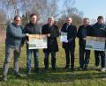 Bild: jr
Die Stadt Mitterteich und mehrere Landwirte werben um Patenschaften für neue Blühflächen an den Ortsrändern. Im Bild (von links) Max Zintl, Helmut Grillmeier, Leitender Landwirtschaftsdirektor Wolfgang Wenisch, Bürgermeister Roland Grillmeier, Martin Härtl, Matthias Burger und Theo Dietz.