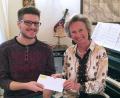Bild: zch
Theodora Kupke zeichnet Daniel Zaus mit einem Stipendium der Kreismusikschule aus.