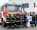 Bild: njn
Landtagsabgeordneter Tobias Gotthardt (vierter von rechts) mit Firmenchef Kurt Faltenbacher (rechts), Kommandant Bernhard Schmidt (fünfter von rechts) und stellvertretenden Kommandanten Wolfgang Gruber (zweiter von rechts) mit einigen Feuerwehrkameraden, die bei der Firma Faltenbacher beschäftigt sind.