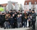 Bild: wro
Die Bestandsaufnahme beim traditionellen Geldbeutelwaschen der Faschingsgesellschaft Wiesau Weiß-Blau ist ernüchternd. Die Geldbeutel sind leer. Kurzerhand holt Roland Oppl seine Gartengießkanne, weil der Rathausbrunnen derzeit noch außer Betrieb ist.