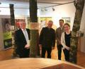 Bild: ihl
Echte Baumstämme sind ins Museum eingezogen. Zum Verstecken reichen sie nicht für Oberbürgermeister Andreas Feller, Forstdirektor und Bereichsleiter Forsten Alwin Kleber, dessen Stellvertreter Jens Haertel und Projektmanagerin Hannah Sieren (von links).