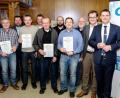 Bild: tkr
Die Geehrten freuen sich über die Glückwünsche von Ortsvorsitzenden Adolf Hammer (Zweiter von links), Landrat Thomas Ebeling (von rechts) und dem CSU-Kandidaten für die Europawahl, Tobias Ehrenfried.