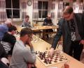 Bild: knh
Patrick Winter (rechts) trat gleichzeitig gegen elf Schachspieler an.