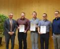 Bild: exb
Behördenleiter Thomas Gollwitzer (links) und Personalratsvorsitzender Christian Keller (rechts) gratulierten den Absolventen: Robert Reil, Ingo Rinaldi und Benedikt Hacker (von links). Auf dem Bild fehlt Julian Franz.