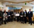 Bild: twg
Über einen warmen Geldregen freuen sich (von links) Günter Kuhbandner und Susanna König (Hirschberger Fähnlein zu Schwarzenreuth), Thomas Philbert (Heimatverein Witzlasreuth), Thomas Seidl (Feuerwehr Oberwappenöst), Harald Heining (Heimatverein Witzlasreuth), Peter König (Männergesangsverein Neusorg), Daniela Burger (Kinderhaus St. Josef Neusorg), Sabine Schinner (Kinderhaus Steinwaldzwerge Pullenreuth), Andreas Michl (Schützenverein Pullenreuth) und Tobias Geisler (Sonnenblicke Nordoberpfalz). Von rechts: Vorstandssprecher Joachim Geyer und Geschäftsstellenleiterin Cornelia Wöhrl.