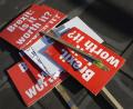 Bild: Kirsty Wigglesworth/AP/dpa
Anti-Brexit-Plakate liegen in der Nähe des Parlaments auf dem Boden.