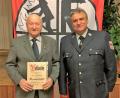 Bild: hl
Vorsitzender Maximilian Pinzer (rechts) ernennt Georg Schraml zum Ehrenmitglied.