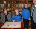 Bild: jr
Im Bibliothekssaal des Klosters unterzeichnet worden ist die Partnerschafts-Deklaration. Von links Bernhard Prüfer, Petr Tarant, Jan Setka und Waldsassens Schützenmeister Alfred Koch. Die Urkunden werden künftig die Vereinsheime beider Vereine zieren.