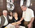 Bild: zer
Ehemann Erich (von links) feiert mit Jubilarin Magda Gallitzendorfer und Klaus Leipold.