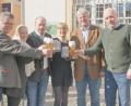 Bild: agr
Bürgermeister Martin Birner, Touristikerin Ulrike Meixner, Verkaufsleiter Markus Lernbecher, Vertriebsmitarbeiterin Anna Mehringer, der neue Festwirt Jürgen Schützenmeier und Brauer Marcus Jacob (von links).