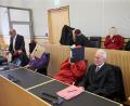 Bild: Thomas Frey
Im Landgericht Limburg verbergen die Angeklagten vor der Urteilsverkündung ihre Gesichter.