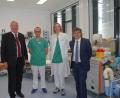 Bild: gib
Die neue zentrale Notaufnahme stellten (von links) Bezirkstagspräsident Franz Löffler, Stationsleiter Alexander Klemz, die leitende Oberärztin Dr. Dagmar Steffling und Medbo-Chef Helmut Hausner vor.