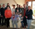 Bild: wro
Zusammen mit ihrer Familie und Freunden feierte Maria Dutz ihren 90. Geburtstag. Im Namen der Marktgemeinde Wiesau gratulierte Zweiter Bürgermeister Fritz Holm (Vierter von links).