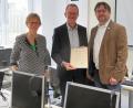 Bild: ow
Die Ernennungsurkunde zur Mitgliedschaft beim Bayerischen Städtetag überreicht der Geschäftsführer des Bayerischen Städtetags, Bernd Buckenhofer (Mitte), an Bürgermeister Wolfgang Haberberger (rechts) im Computerraum der Grundschule „Am Rauhen Kulm“. Das „Digitale Klassenzimmer“ ist ein Thema, für das sich der Städtetag momentan engagiert. Schulleiterin Gabriele Bodner gratuliert.