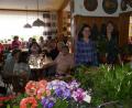 Bild: rtw
Eine reich bestückte Tombola wartet auf die Gäste beim Blumenschmuck-Café des Obst- und Gartenbauvereins Holnstein-Oberreinbach. Im Bild (stehend, von links) Gartenfachberaterin Michaela Basler und die stellvertretende Vorsitzende Petra Schwab mit einer der ersten Gewinnerinnen.