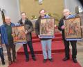 Bild: fz
Die Bilder strahlen wie neu. Karl Simeth (Zweiter von links) übergibt an Pfarrer Andreas Hanauer, Pfarrer Thomas Stohldreier und Herbert Kick (von rechts) sowie Alfred Wulfänger (links) die aufwendig restaurierten Kreuzwegstationen.