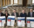 Bild: Petra Hartl
Sie stellten das Programm der 40. Erlanger Universitätstage im Amberger Rathaus vor (von links): Kulturamtsleiter Reiner Volkert, Barbara Cosima Frey vom Kulturamt, OB Michael Cerny, Professor Rudolf Freiburg und Kulturreferent Wolfgang Dersch.
