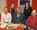 Bild: nm
Roman Schell, Eli Dreßler, Herbert Schmid, Andrea Egner und Peter Gruber (von links) lassen sich Aschermittwochskost schmecken. Zuvor ging es ganz intensiv um Europa.