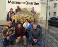 Bild: Stadt Tirschenreuth
Die Fischergilde Barbara aus Kaufering in Oberbayern stattete ihrem langjährigen Fischlieferanten Hans Klupp (hinten rechts) aus Plößberg und der Fischerei-Abteilung im Museumsquartier einen Besuch ab.