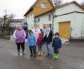 Bild: ubb
Rita Schäfer (links), ihre Tochter Manuela Thoma (Dritte von links) und deren Kinder Raphael, Neele, Sophie und Philipp können bei Regen das Haus nur noch mit Gummistiefeln verlassen.