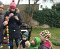 Bild: aove
Beim Osterbrunnen-Schmücken in Hahnbach ist Fingerspitzengefühl gefragt. Die Kinder helfen auch schon mit.