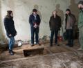 Bild: tr
Lagebesprechung im Ackerbürgerhaus mit von links: Archäologin Viviane Diederich, Architekt Ferdinand Lehner, Projektbetreuer Edgar Zwerenz, Restaurator Matthias Krämer und Archäologe Martin Fischer.