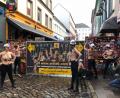 Bild: Carina Lue
Mit nacktem Oberkörper und einer Flex demontieren Aktivistinnen im Rotlichtviertel von St. Pauli einen Sichtschutz der Herbertstraße.