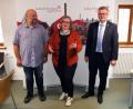 Bild: müb
Auf die neue Herausforderung im Jugendzentrum freut sich (von links) Stefan Wolfsteiner zusammen mit der Leiterin Cornelia Aschenbach und Bürgermeister Michael Göth.