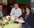 Bild: mmj
Bürgermeister Manfred Dirscherl (Weiding), Martin Kopecký, Bürgermeister der Stadt Poběžovice und Schönsees Bürgermeisterin Birgit Höcherl beim Kennenlern-Gespräch in Rybnik.