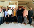 Bild: bkr
Der neue Vorstand der Jungen Union mit ihren Gästen und den neuen Beisitzern und Delegierten (von links): Patrick Weber, Sebastian Heser, Maximilian Horn, Eva Scharnagl, Andreas Popp, Johannes Frauenholz, Michael Heser, Melanie Harms, Bernhard Schmid, Stefan Popp, Lothar Porst, Bernhard Söllner, Matthias Grundler.