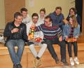 Bild: nm
Noch gönnen sich die Theaterleute um Regisseur und Vereinsvorsitzenden Tobias Säckl (Dritter von rechts) gelegentlich selbst eine Pause. Ende März ist damit Schluss. Die Aufführungen starten. Bild: nm