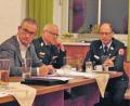 Bild: hl
Bürgermeister Werner Nickl (von links), Kreisbrandinspektor Otto Braunreuther und Kreisbrandmeister Alois Schindler loben die Waldecker Feuerwehr.