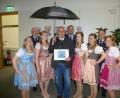 Bild: bk
Bei der Zeremonie im Rathaus waren zugegen: (von rechts) Magdalena Herrmann, Svenja Schwarz, Michaela Wildenauer, Sabine Buchmann, Stefanie Östreicher; dahinter Kommandant Hans Rodler, Festsprecher Matthias Wolfram, Vorsitzender Rajmund Buchmann.