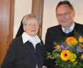 Bild: Gemeinde Ursensollen
Schwester Veridiana Dürr empfängt die Glückwünsche von Drittem Bürgermeister Josef Schmaußer.