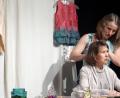 Bild: hka
Sensibel und einfühlsam beschreiben Christine Reitmeier als Mutter (sitzend) und Liza Sarah Riemann als Tochter Paula den Konflikt, wenn der Tod eine Frage der Entscheidung wird.