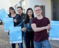 Bild: Gabi Schönberger
Anna Schätzler (Koordinierungsstelle der Partnerschaft für Demokratie), Martin Neumann (Federführendes Amt) sowie Melina Matthes und Michael Kick vom Jugendforum präsentieren das Plakat zum Fotowettbewerb "Mein Europa".