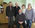 Bild: jzk
Zweiter Bürgermeister Hermann Schraml, Bruder Georg, Schwester Anna-Maria (hinten von links) und Nichte Eva (vorne rechts) gratulierten Johann Reger (vorne sitzend) zu seinem 85. Geburtstag.