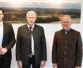 Bild: exb/Landratsamt
Georg Mayer (Mitte) stellte sich als neuer Leiter des Amtes für Ernährung, Landwirtschaft und Forsten Schwandorf bei Landrat Thomas Ebeling (links) vor. Beim Gespräch war auch der stellvertretende Leiter des Landwirtschaftsamtes, Alwin Kleber (rechts), vertreten.