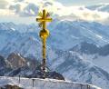 Bild: -
Das Gipfelkreuz auf der Zugspitze, an dem rechts unten einige vergoldete Strahlen abgebrochen sind. Foto: Bayerische Zugspitzbahn