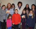 Bild: mmj
Hannelore Haberzett (Dritte von links) und Maria Sterr (Fünfte von rechts) erhielten im Beisein von Kindern und ihren Müttern von Bürgermeisterin Birgt Höcherl Spenden für das "Haus St. Elisabeth" in Windischeschenbach und den Verein "Zukunft in Würde" überreicht.