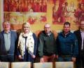 Bild: njn
Fördervereinsvorsitzender Pfarrer Hans-Peter Pauckstadt-Künkler (Vierter von links) mit Pfarrerin Nadine Schneider (Dritte von links), Pfarrer Manuel Sauer (Zweiter von rechts) und Hans Stelztl von der Katholischen Erwachsenenbildung Tirschenreuth mit den Mitgliedern des Schleifentreffens.