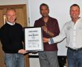 Bild: ral
Vorsitzender Uwe Bergold, das neue Ehrenmitglied Großmeister Jamal Measara, und Zweiter Vorsitzender Alfred Birner: Freude über die Anwesenheit des Großmeisters.