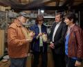 Bild: tr
Harald Fähnrich, Herta Bayreuther, Franz Göhl und Elisabeth Wurm begutachten die beiden Schmuckstücke, die Fähnrich dem Förderverein zur Verfügung stellt.