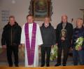 Bild: exa
Martin Greger und Pfarrer Josef Waleszczuk verabschieden den langjährigen Mesner Helmut Seebauer, Kirchenpfleger Herrmann Kellner und Alfons Anzer (von links) aus der Kirchenverwaltung.