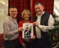Bild: Freya Stöckl
Stadtheimatpfleger Raphael Haubelt, Irene Ehemann und Ulrich Süß (von links) präsentieren den neuen Nabburg-Flyer.